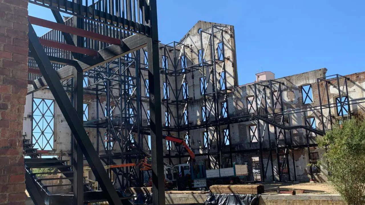 Los trabajos para convertir Santa Elvira en un mini recinto polivalente al aire libre ya dejan ver la nueva estructura interior que recorre el atrio y consolida las paredes. Foto: A.F.R.