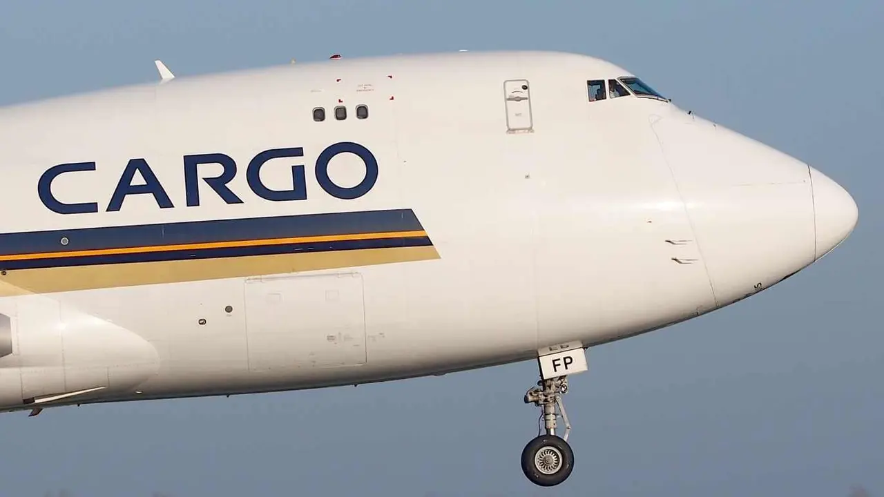 Un avión se dispone a despegar en un aeropuerto con terminal de mercancías.
