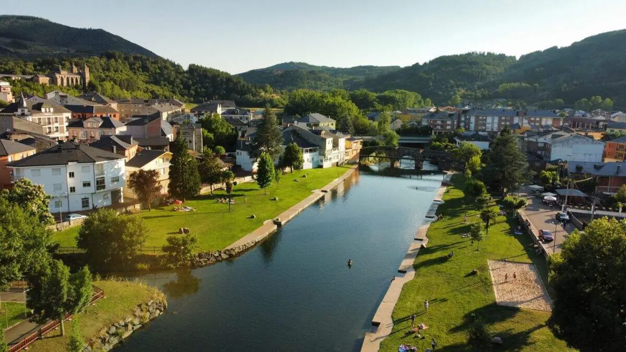 La localidad berciana de Vega de Espinareda y su playa fluvial.