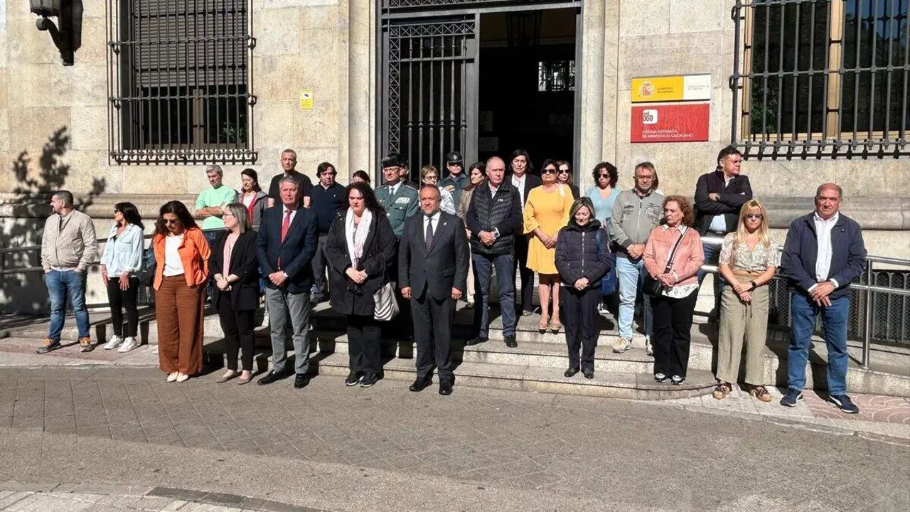 Minuto de silencio institucional frente a la Subdelegación del Gobierno de León este martes en repulsa al asesinato de
Katherine Yuliet de 29 años en Sevilla.