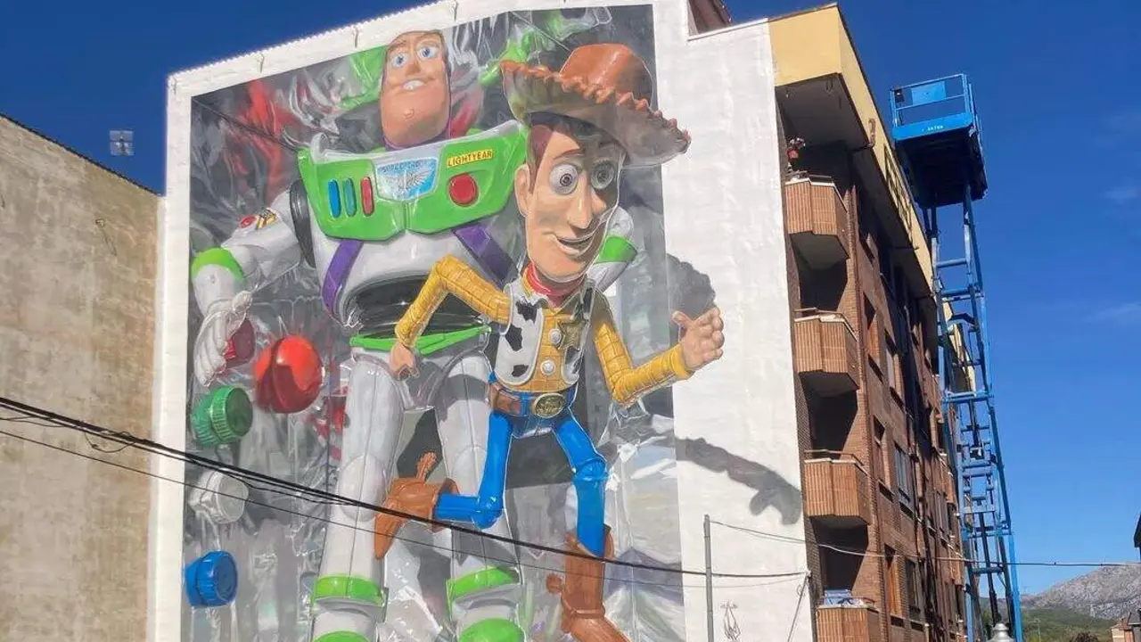 El conocido artista urbano Da2.0 vinculado a León firma un nuevo y especular mural con los protagonistas de Toy Story en la localidad palentina de Guardo. Foto: Da2.0