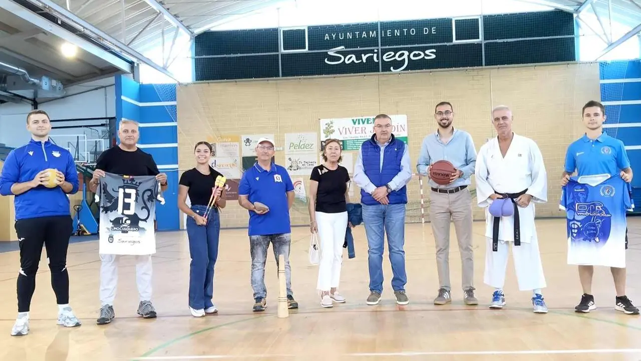 Roberto Aller, Alcalde del municipio, junto a representantes de los diferentes deportes.