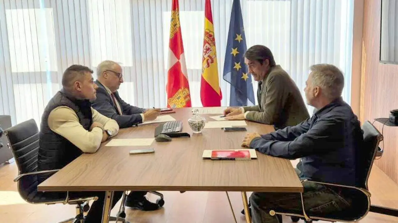 El presidente del Consejo Comarcal del Bierzo, Olegario Ramón, se reúne con el consejero de Medio Ambiente, Vivienda y Ordenación del Territorio, Juan Carlos Suárez-Quiñones, en el Centro para la Defensa contra el Fuego (CDF) en León.