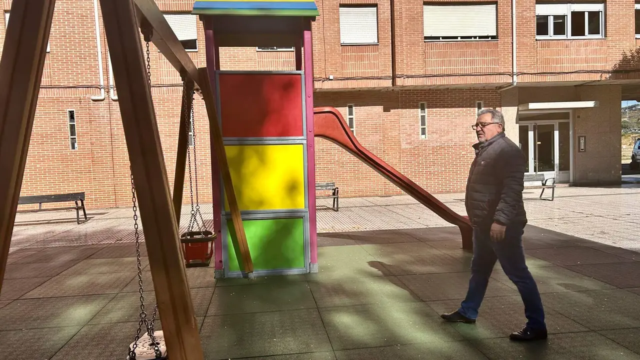 La brigada de la Concejalía de Medio Ambiente, dirigida por Carlos Fernández, ha completado con medios propios la renovación y mejora de accesorios del parque infantil de la plaza Lutero King de Ponferrada.