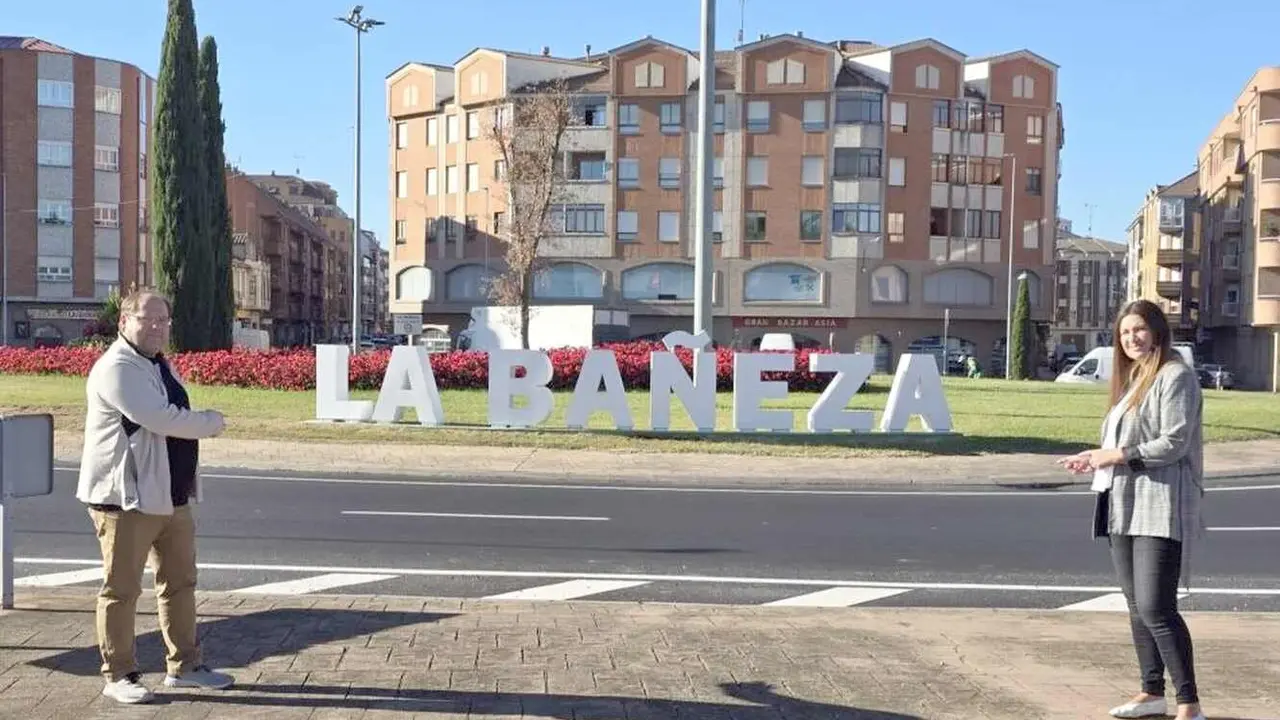 Imagen de las letras de 'La Bañeza' en la rotonda de acceso a la localidad.