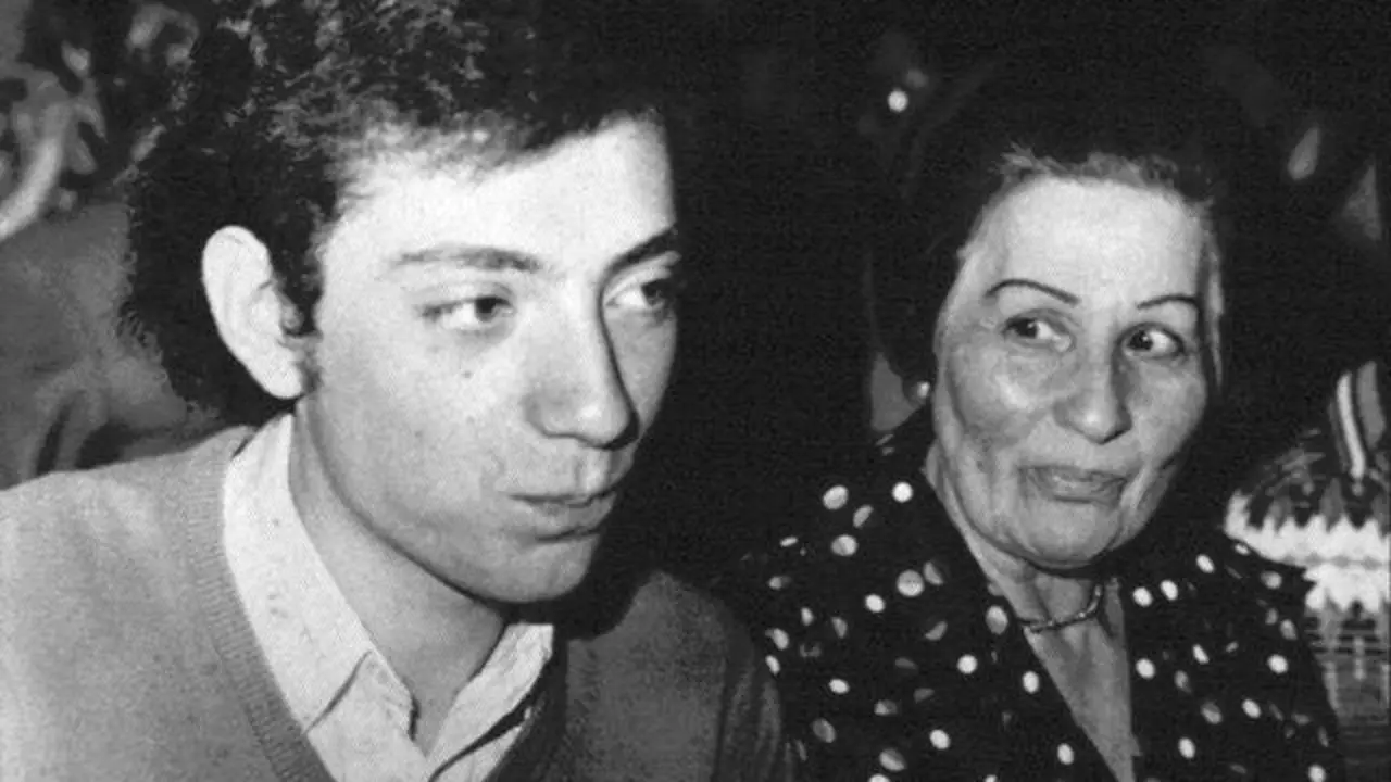 La oeta cacabelense Manuela López García, junto a Juan Carlos Mestre, en una foto histórica publicada en Tam Tam Press.