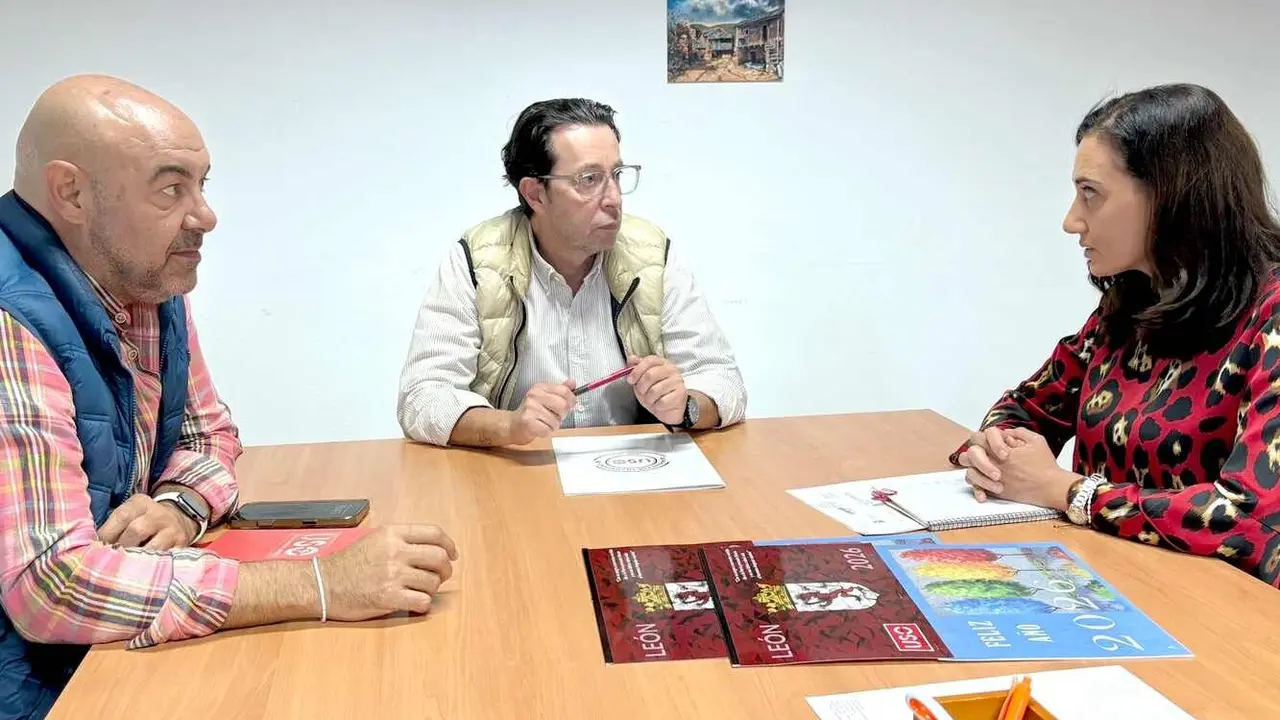 Un instante de la reunión entre representantes sindicales y Alicia Gallego, secretaria general de UPL.