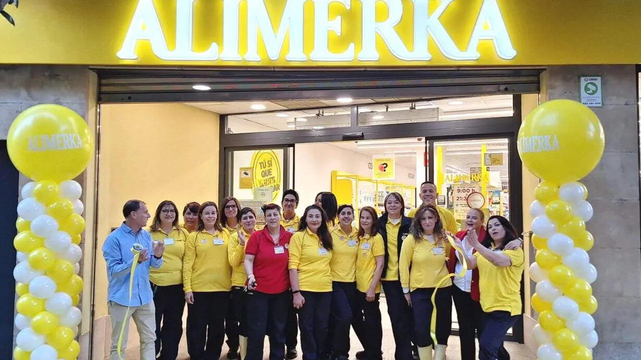 El equipo de profesionales del supermercado Alimerka en la Avenida de Roma