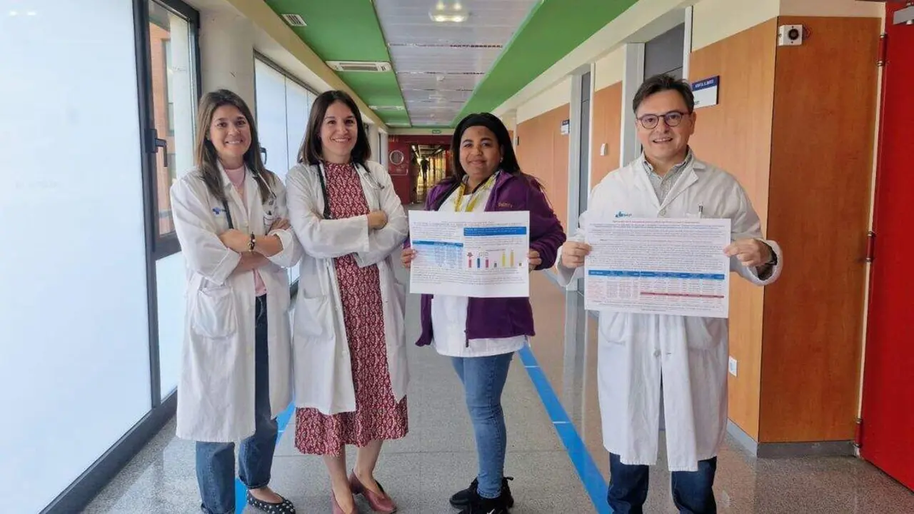 Laura de la Fuente, Emilse Martínez, Delmira Estévez y Favio Aníbal Rojas con los pósteres presentados.