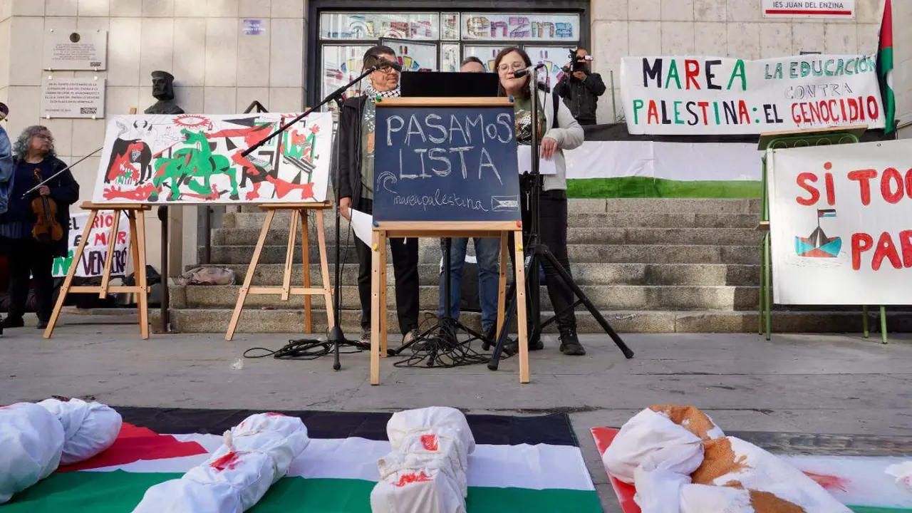 Huelga de estudiantes en León para reclamar el fin del genocidio de Gaza. En la imagen, acto de protesta con lectura de los nombres de niños palestinos muertos en Gaza. Fotos: Campillo