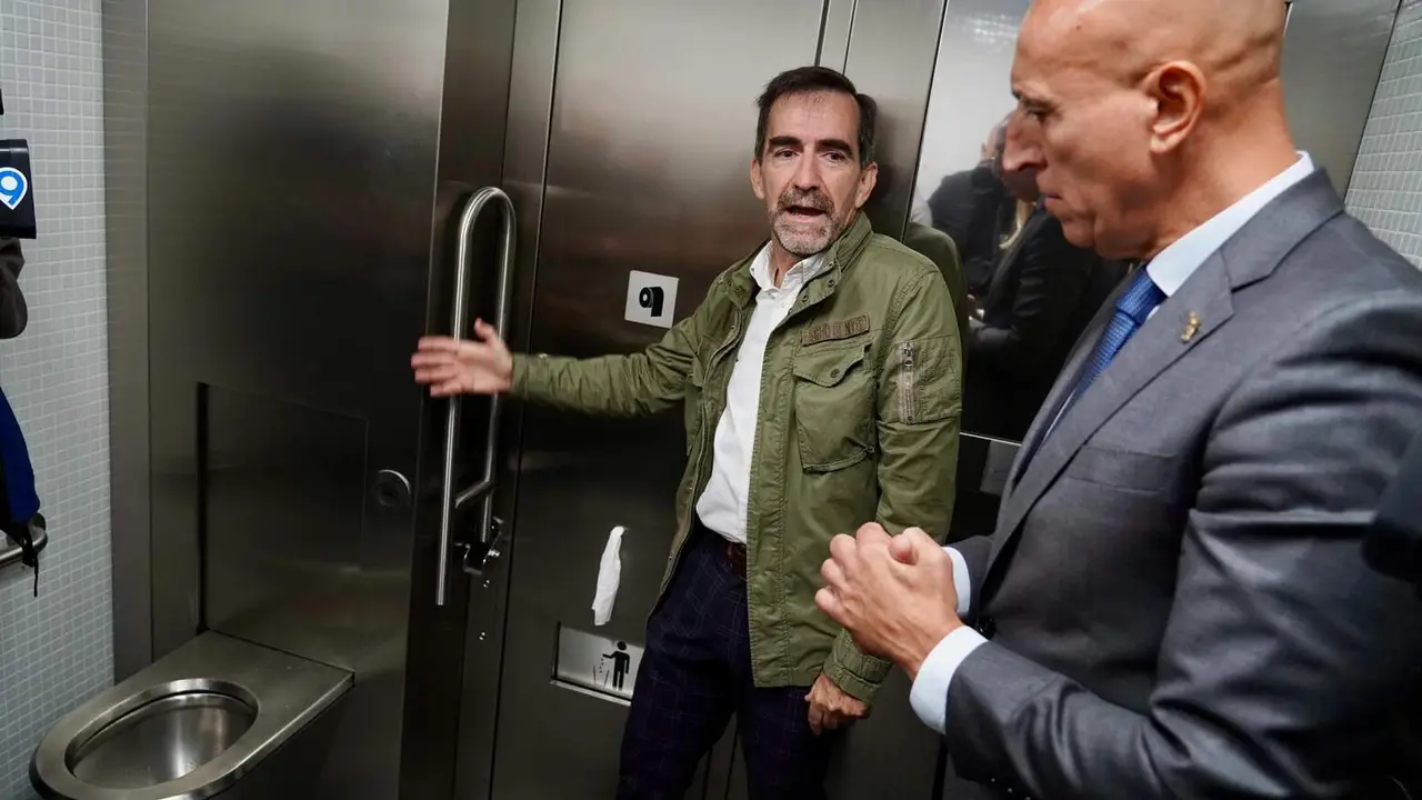 El alcalde de León, José Antonio Diez, visita los nuevos aseos públicos. Foto: Campillo