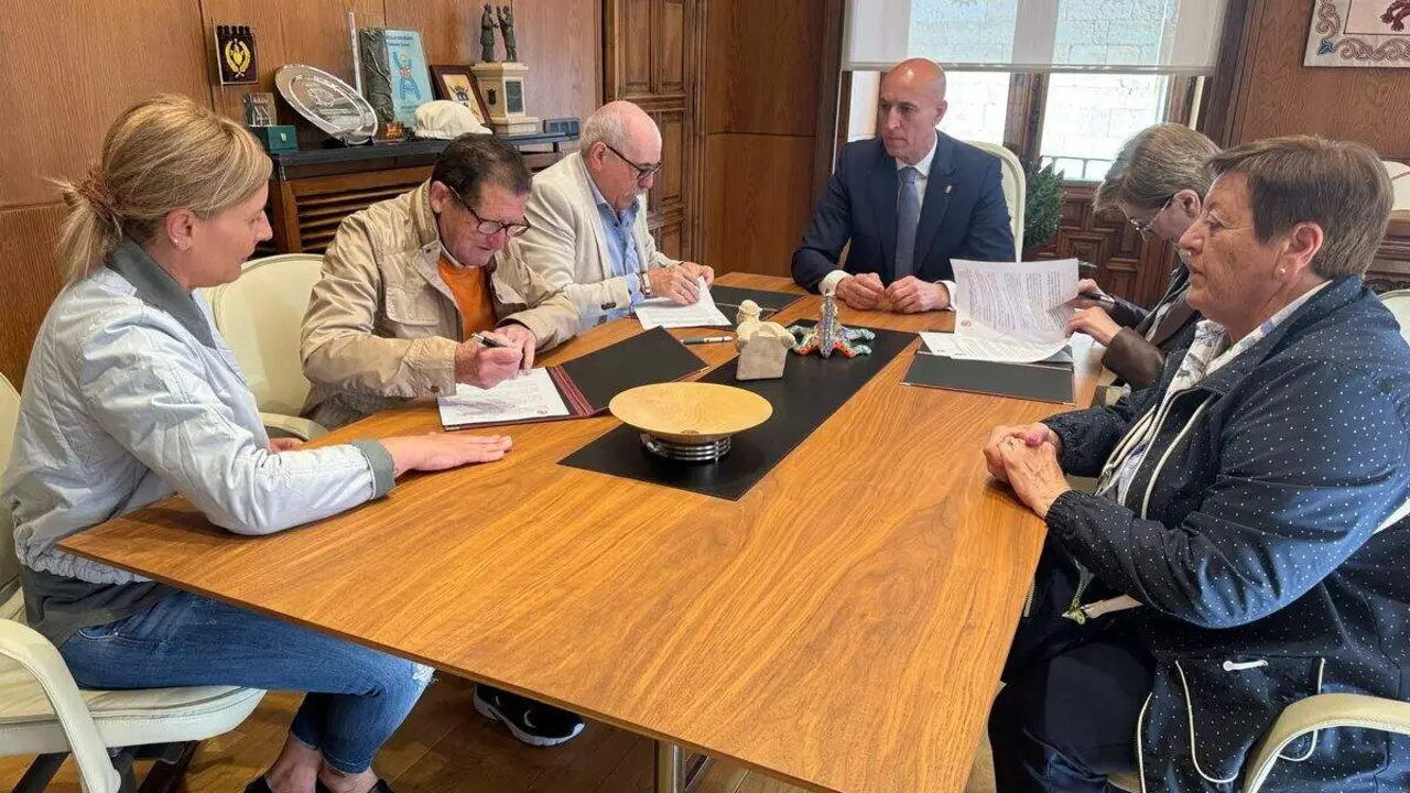 Imagen de archivo del alcalde de León, José Antonio Diez, en la firma de convenios con las tres juntas vecinales de Armunia, Oteruelo y Trobajo del Cerecedo en 2024. Foto: Ical