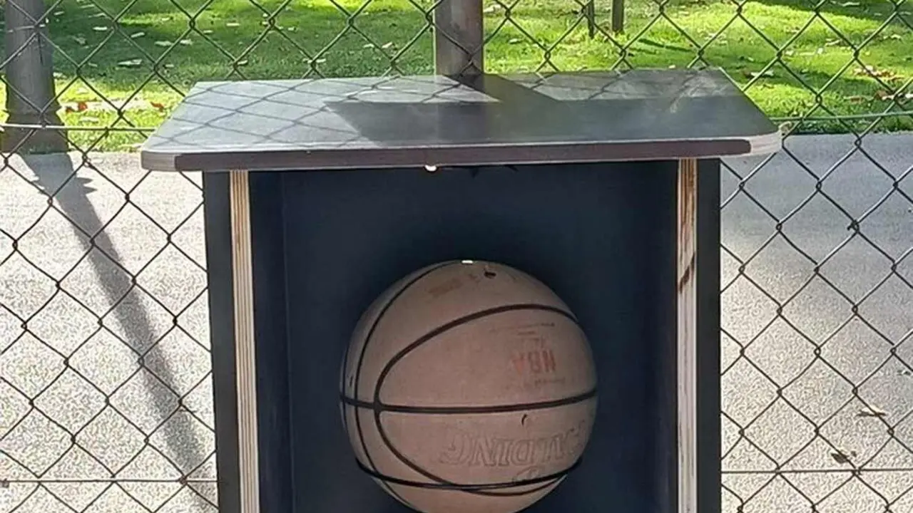 Imagen de uno de los balones en las estanterías cerradas y puesto a disposición de los usuarios de la cancha.
