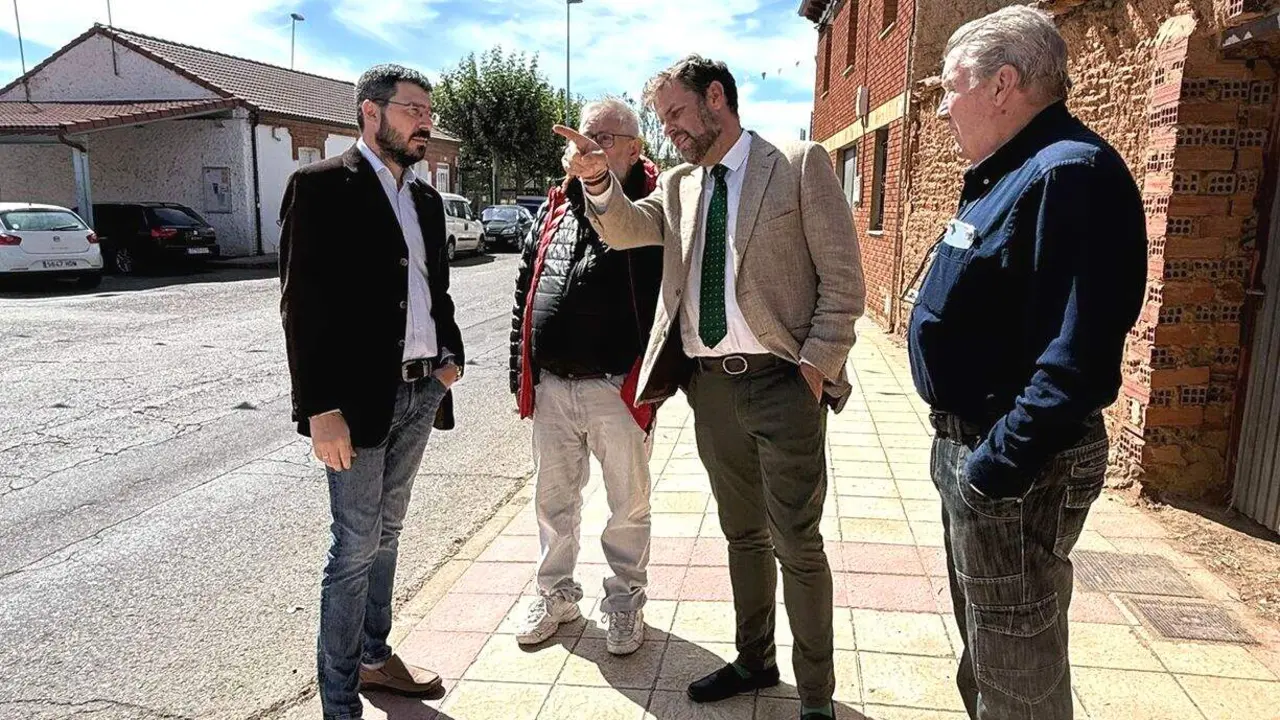 Javier Santiago y el portavoz PP Santovenia en Villacedré.