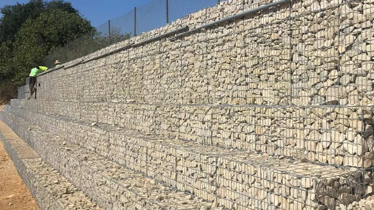 Imagen de trabajos de estabilización en un talud.