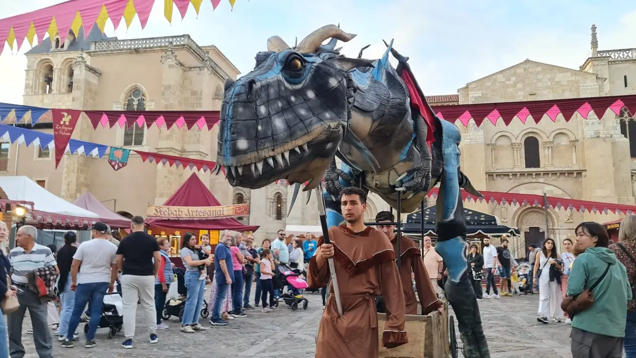 El Mercado Medieval de las Tres Culturas abrió este jueves sus puertas en León con una masiva afluencia de público. Miles de personas acudieron a la inauguración de esta cita ya consolidada en el marco de las fiestas de San Froilán