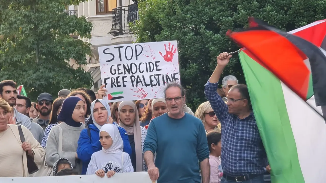 Más de 1.500 personas, un numero muy por encima del esperado por los propios convocantes, se reunieron este jueves en León capital para pedir el fin del “genocidio” en Gaza y mostrar su apoyo a la Global Sumud Flotilla.