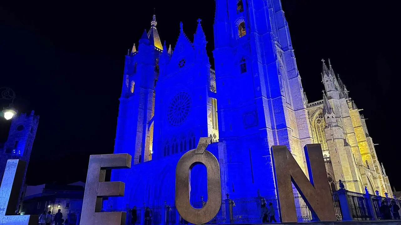 La noche de este jueves dejó una imagen insólita en la Plaza de Regla: la Catedral de León lució iluminada con un intenso azul celeste que sorprendió a todos los presentes. Fotos: Marga Calvo | A.F. Reca