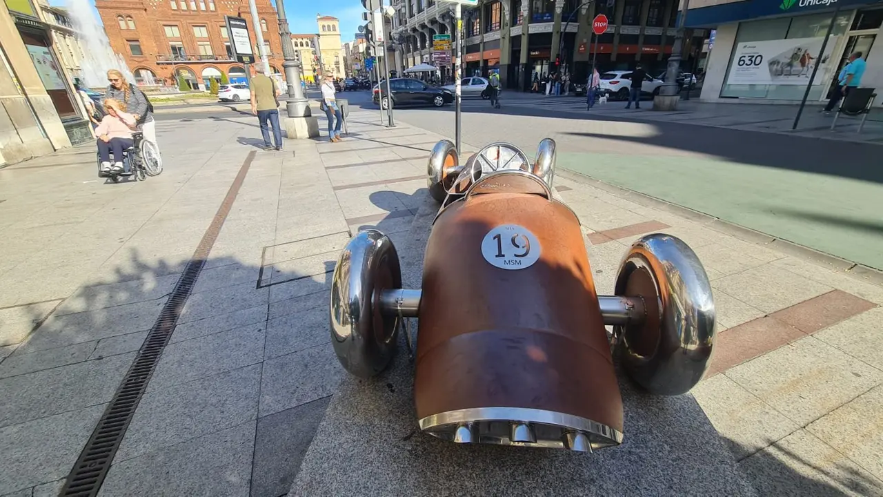 La ‘Gárgola que mira al norte’ del artista  Juan Carlos Uriarte y el ‘Coche de carreras nº19’ de Carlos Cuenllas son las dos únicas obras que quedan en Ordoño II del fallido Programa Escultórico Ordoño II.