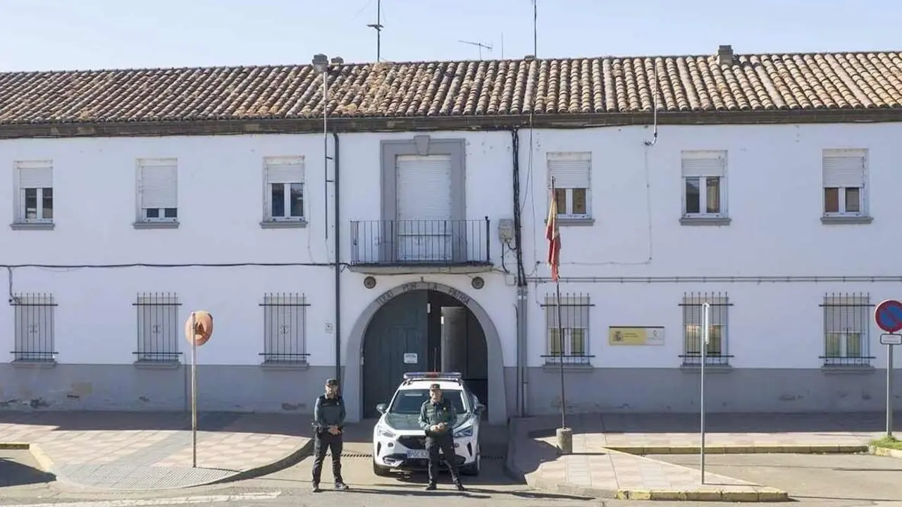 La Guardia Civil ha detenido en Cervera de Pisuerga (Palencia) a un varón de 40 años como presunto autor de dos robos en segundas viviendas en León.