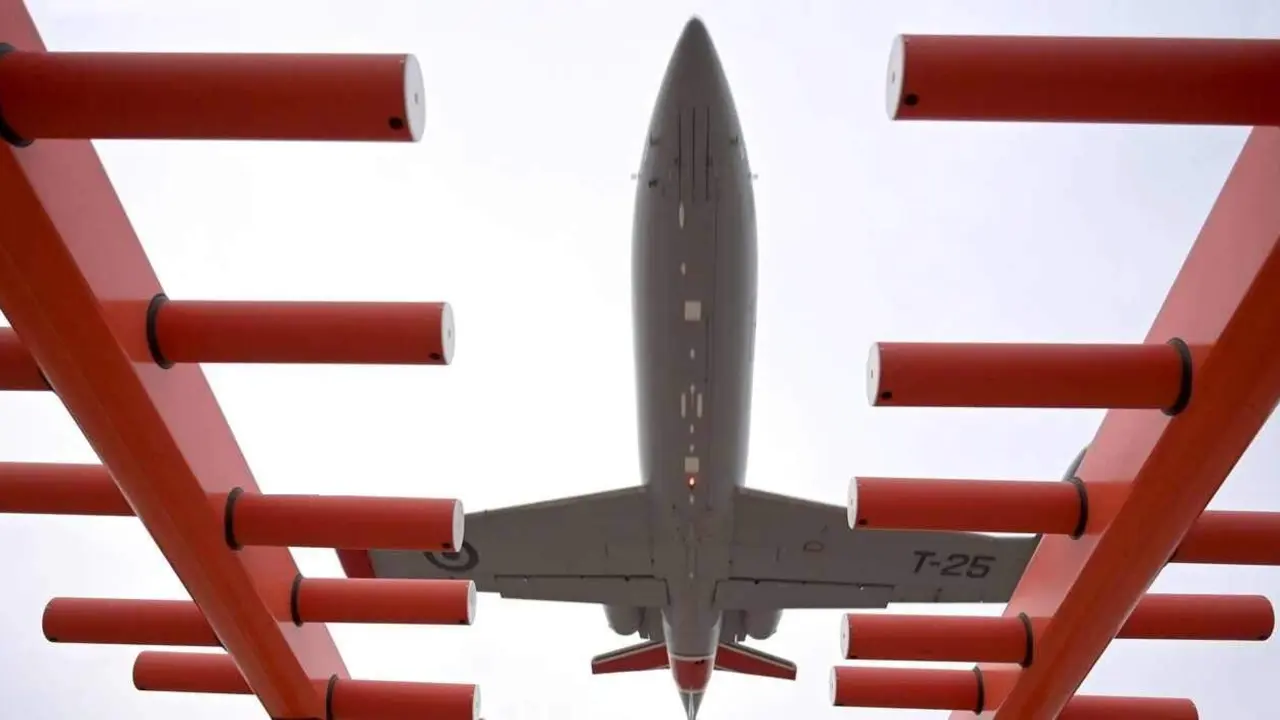 Un avión sobrevuela el sistema del ILS en su aterrizaje.
