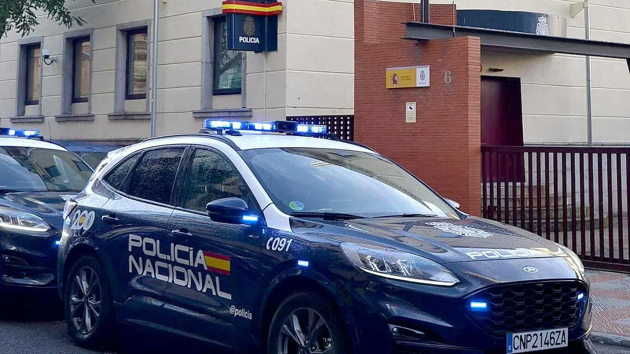Imagen de un vehículo policial a las puertas de la Comisaría de Policía de León capital.