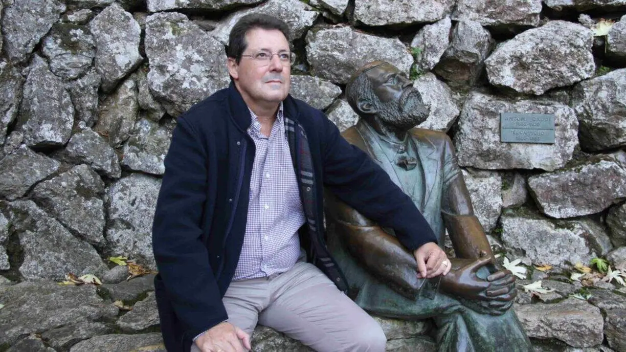 José María Fernández Chimeno con una estatua de Gaudí
