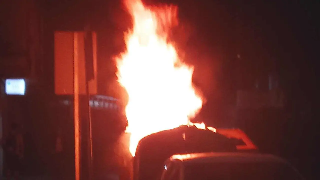 Un nuevo incendio de contenedor ha sacudido la tranquilidad del centro de León. A última hora de este jueves un fuego declarado en la calle Ramón y Cajal, a apenas unos metros del lugar donde 24 horas antes ardió otro contenedor en Federico Echevarría, ha obligado a intervenir nuevamente a los servicios de emergencia. Fotos: Ramiro Pinto
