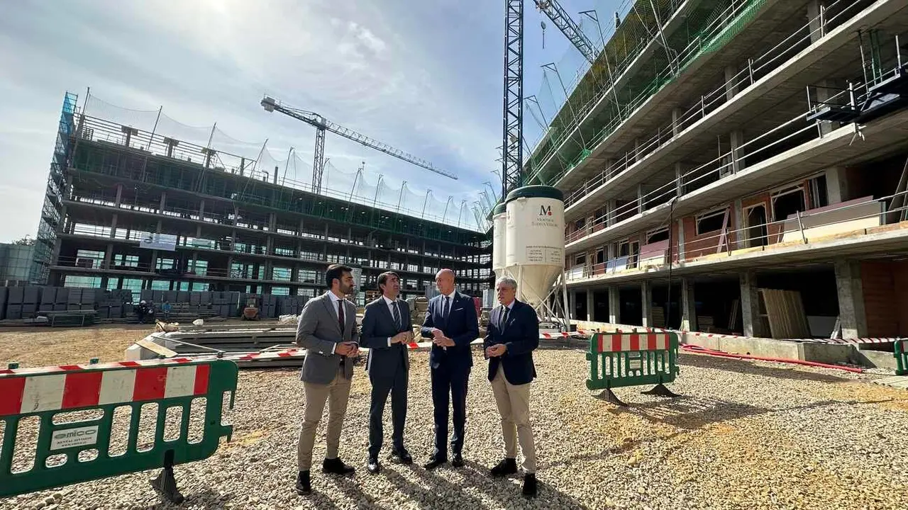 El Ayuntamiento facilita terrenos valorados en 1,5 millones de euros en La Palomera, El Ejido y San Pedro Norte para favorecer el asentamiento de población juvenil. Fotos: AytoLeón