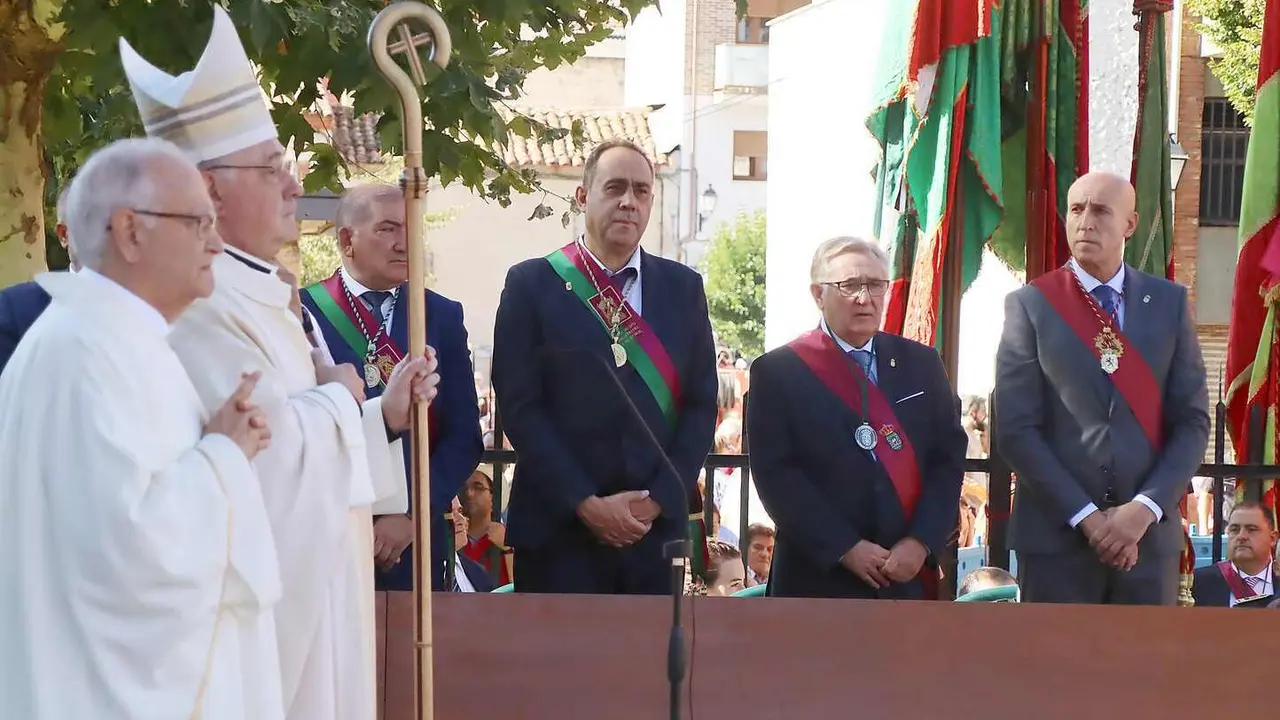 El obispo de León, Luis Ángel de las Heras, los alcaldes del Voto y el acalde de León, José Antonio Díez, en la celebración de la tradicional romería de San Froilán, declarada de Interés Turístico Provincial y Regional