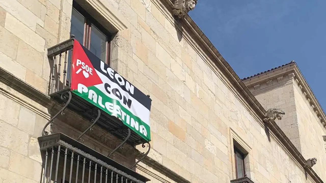 Los socialistas han dado visibilidad al conflicto colocando la bandera palestina en su balcón.