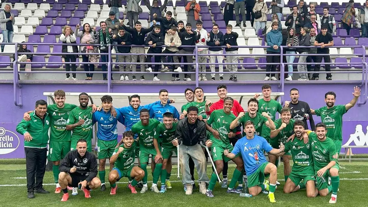 El Atlético Astorga, en el momento de celebrar su importante victoria en Valladolid.