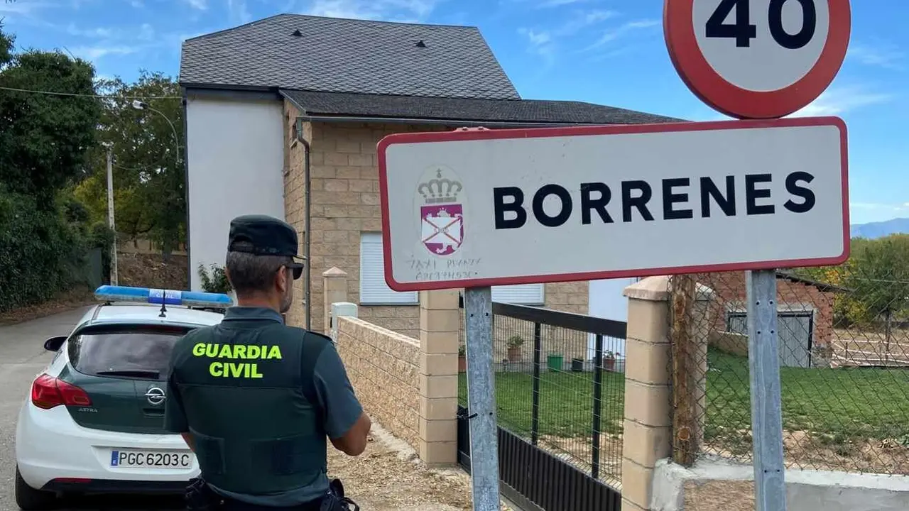 Un guardia civil en la localidad de Borrenes, donde se cometieron los robos.