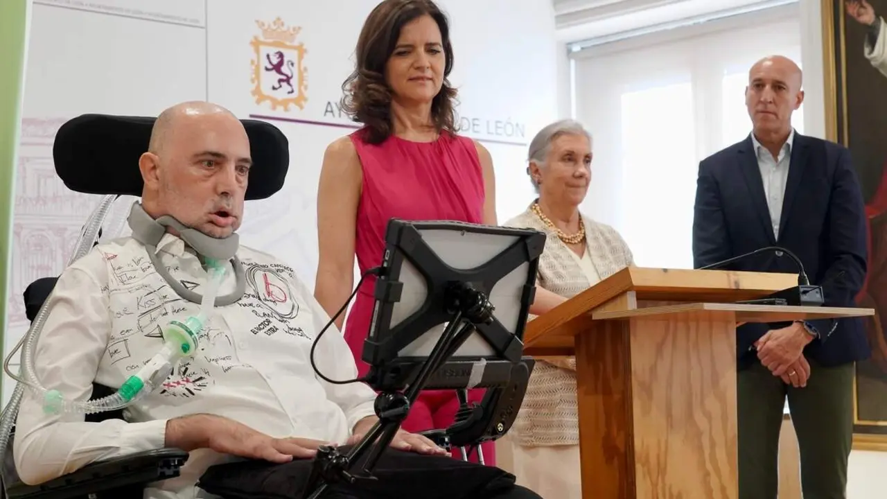 El alcalde de León, José Antonio Diez, junto a Urbano González y representantes de Fundela, dan a conocer los resultados del proyecto benéfico ‘La abeja que enfermó de ELA’