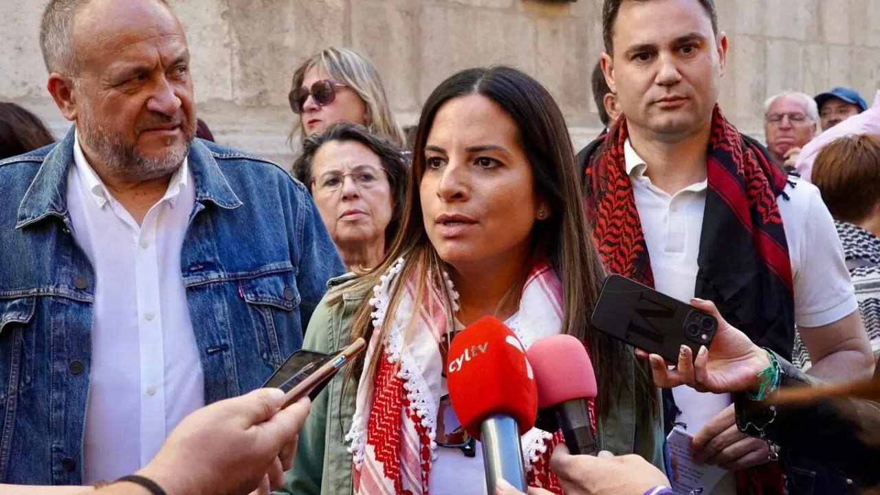 El Partido Socialista convoca una concentración y posterior lectura de un manifiesto en favor de Palestina, a la que asisten la vicesecretaria general autonómica, Nuria Rubio, y el secretario general en León, Javier Alfonso Cendón