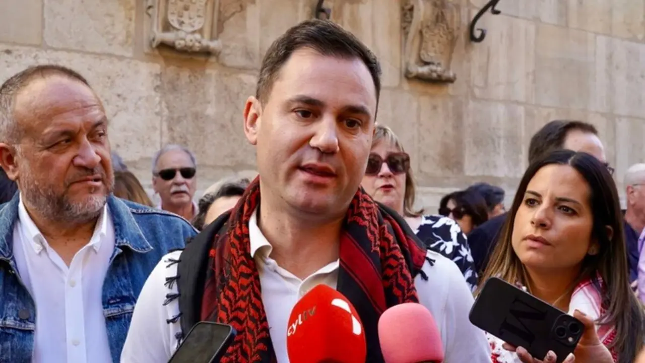Concentración y lectura de un manifiesto por Palestina en León (3)