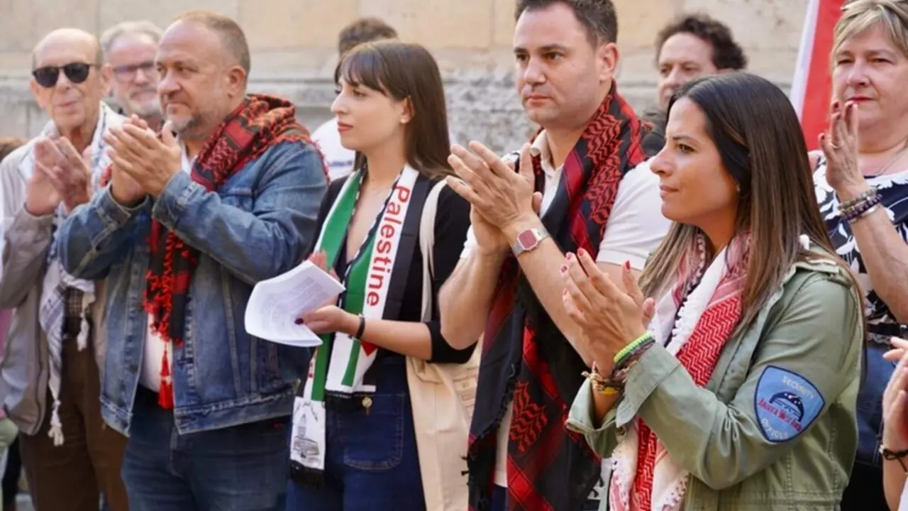 Concentración y lectura de un manifiesto por Palestina en León (6)