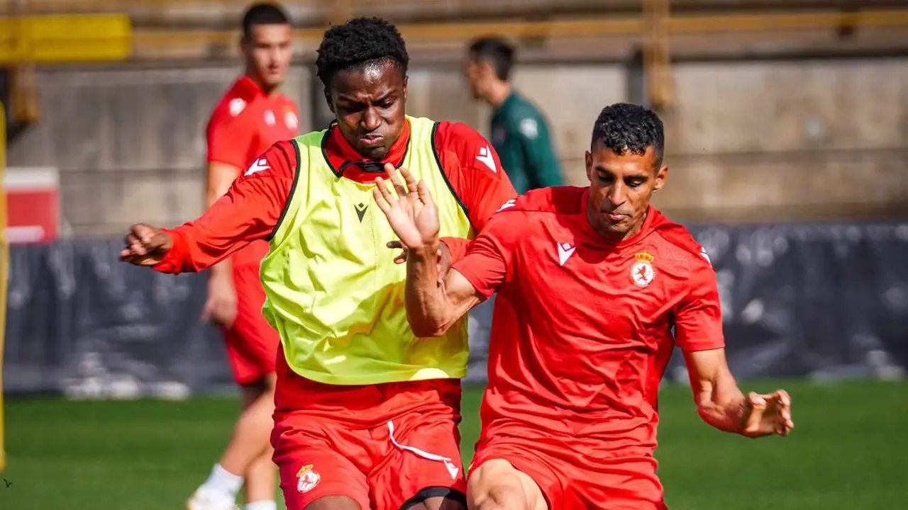 Diallo y Víctor García, durante un entrenamiento de esta semana. Foto: CyDLeonesa