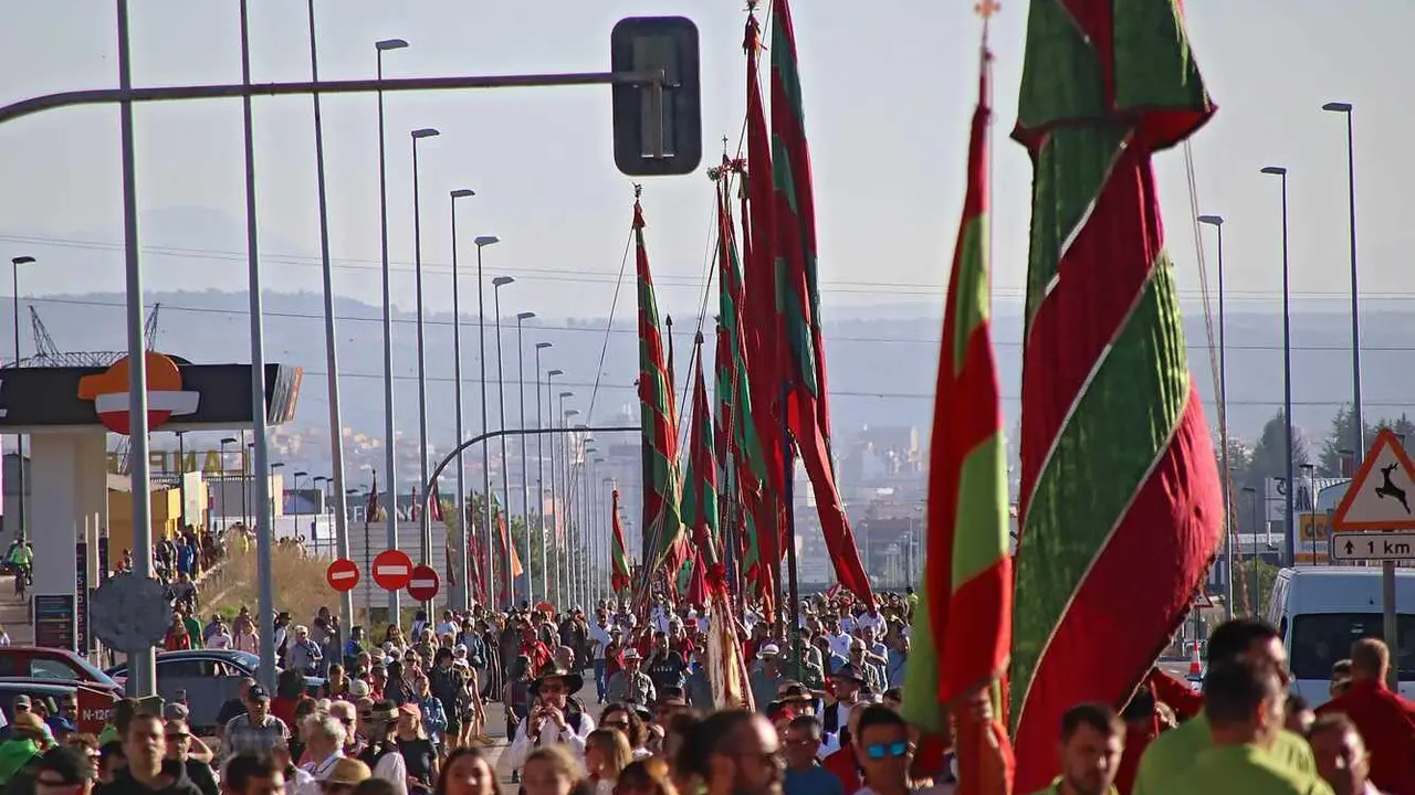 La romería a La Virgen del Camino, documentada ya en 1521 por Juan Pastrana, volverá a llenar de color y fervor las carreteras que conducen al santuario mariano, en una cita que simboliza la devoción y el orgullo de todo un pueblo. Fotos: Peio García