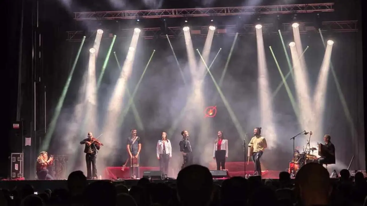 El Nido llena de energía la Plaza Mayor con su "verbena contemporánea". El grupo burgalés cautiva al público leonés con un espectáculo que fusiona raíces tradicionales y sonidos actuales, avanzando temas de su próximo disco La Constancia. Fotos: Carlos Calvo