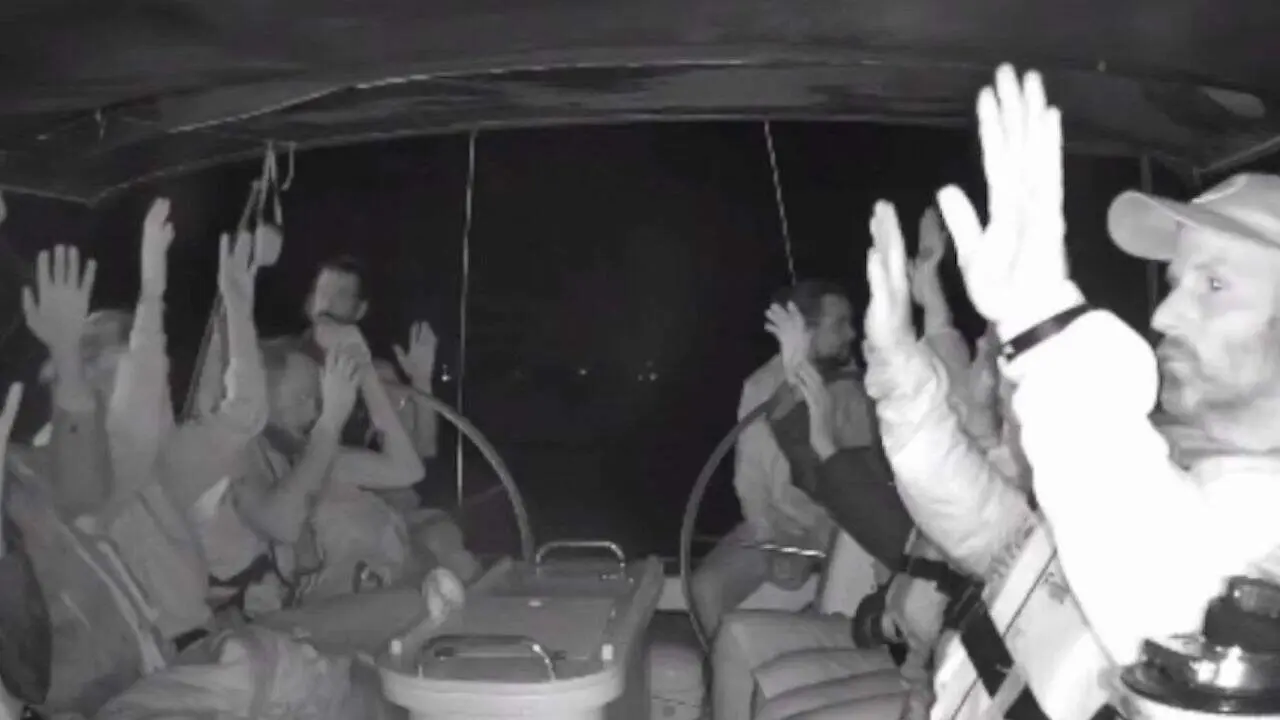 Imagen de algunos de los ocupantes de los barcos que formaban la flotilla en el momento de ser interceptados.