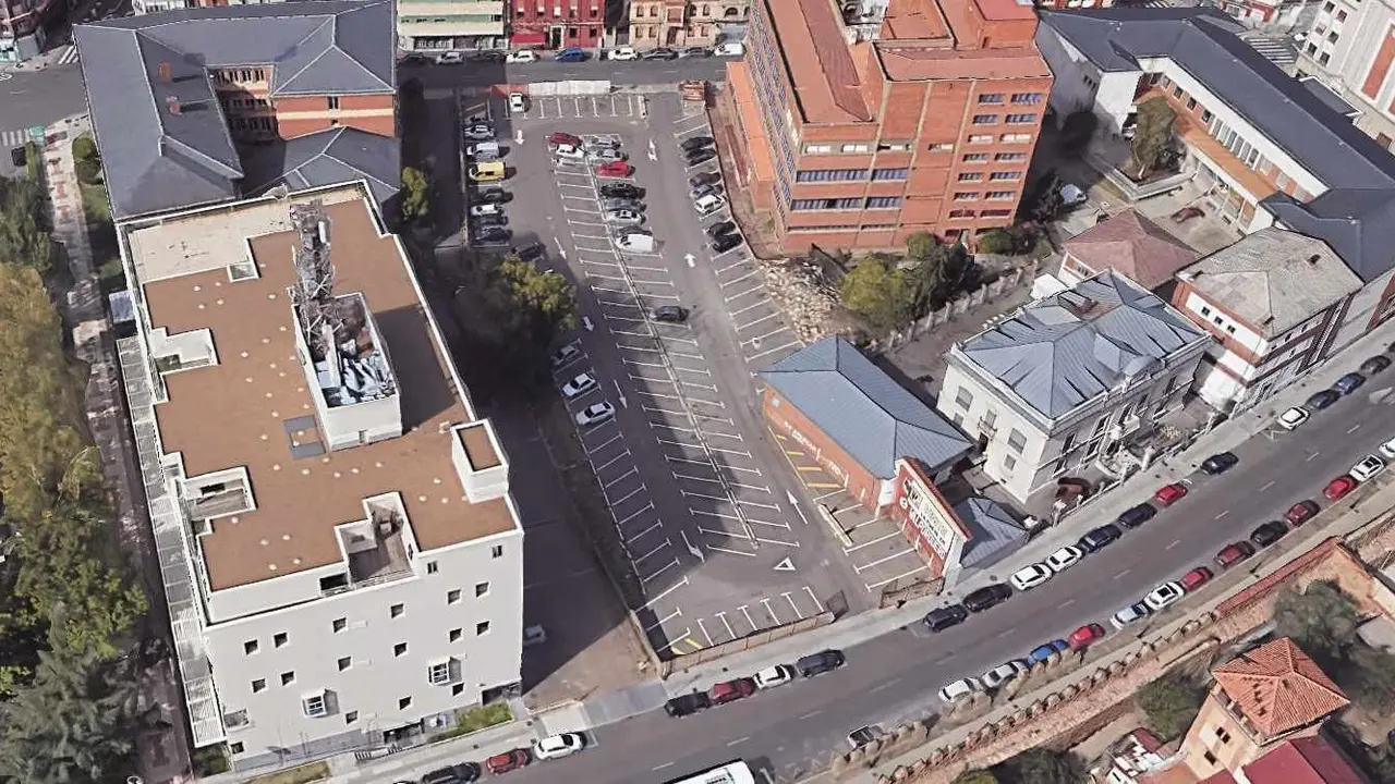 Vista aérea de la parcela ubicada en el corazón de León, propiedad de Diputación, y durante años ofreciendo una pobre imagen de aparcamiento en superficie.
