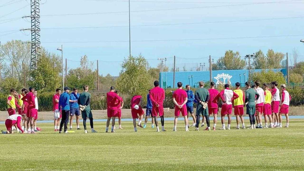 'Cuco' Ziganda conversa con sus jugadores durante un entrenamiento esta semana en la Universidad de León.