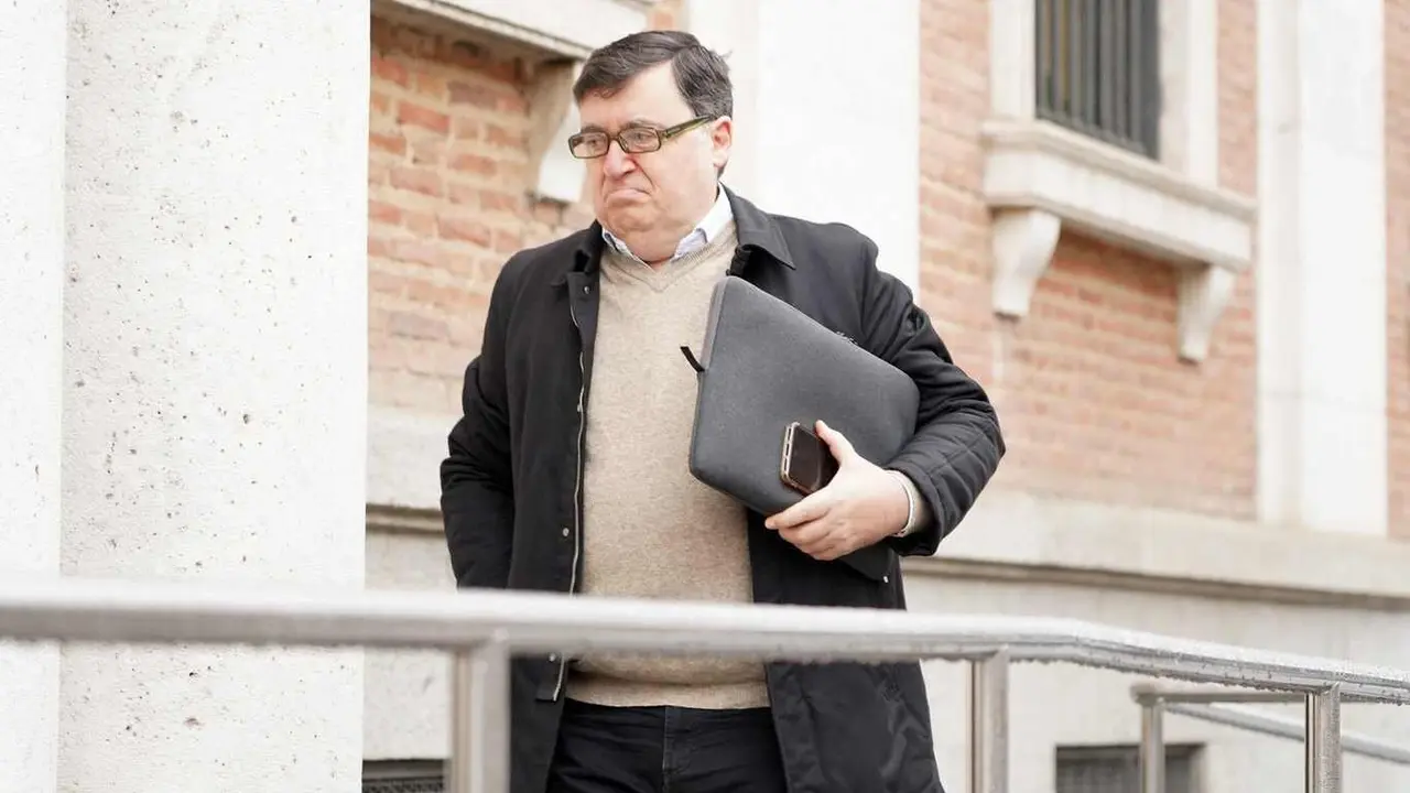 Segunda jornada del juicio por el caso ‘Perla Negra’ en el que se juzga a la excúpula de la Consejería de Economía. El exviceconsejero y exsecretrario de Economía, Rafael Delgado, a su llegada a la Audiencia.