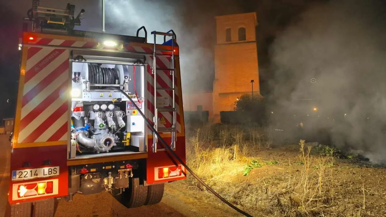 Los Bomberos del Servicio de Prevención, Extinción de Incendios y Salvamento (Sepeis) de la Diputación de León tuvieron una noche intensa este lunes con dos intervenciones casi consecutivas en distintos puntos de la provincia.