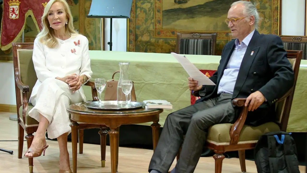 Carmen Lomana reivindica sus raíces en la Casa de León. La empresaria y colaboradora televisiva participó en el ciclo 'Conversaciones en la Casa', dirigido por Alfredo Álvarez, donde habló sobre su vínculo con León, su trayectoria personal y su pasión por la moda y los medios de comunicación. Fotos: Marco Barada