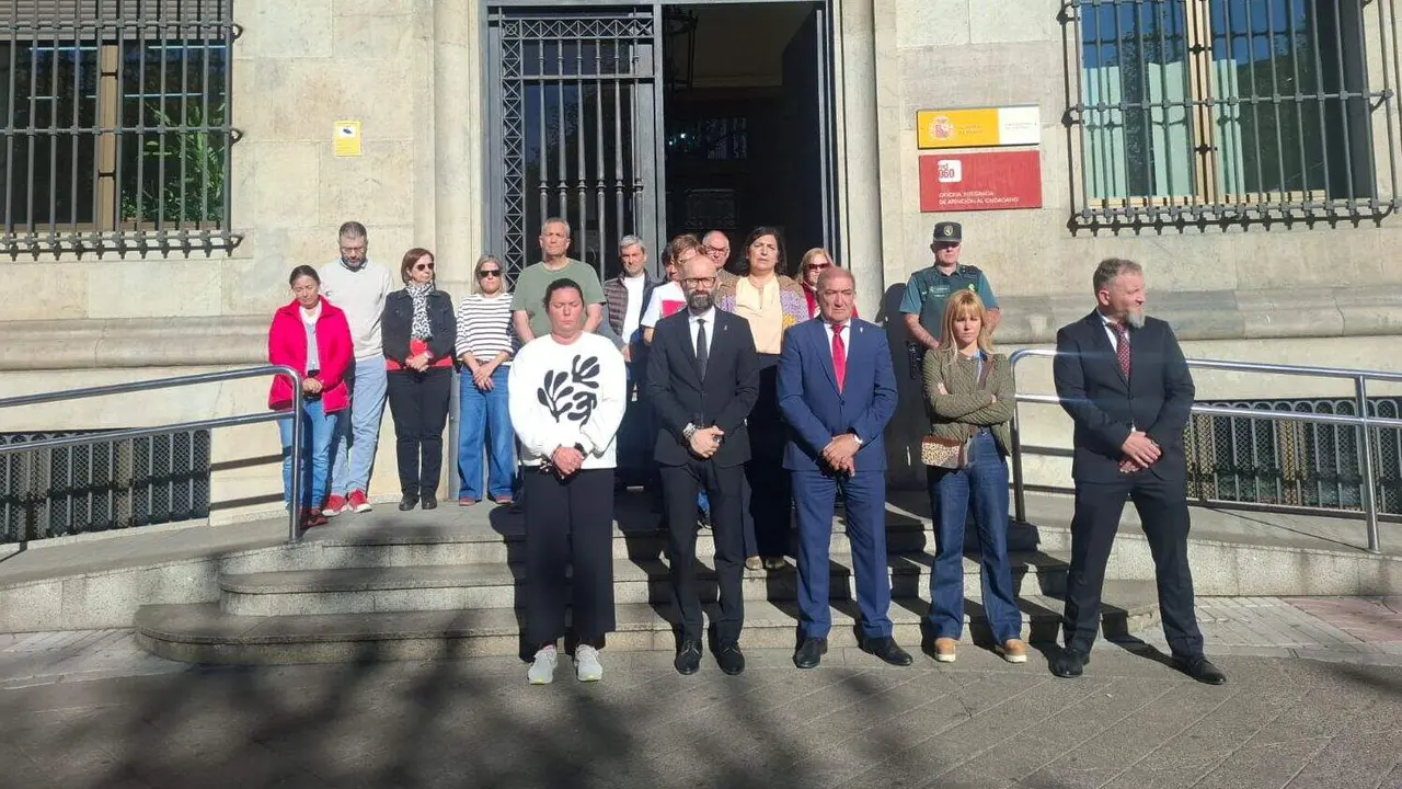 Minuto de silencio este martes ante la Subdelegación del Gobierno en León por la muerte de Eva en Sevilla.