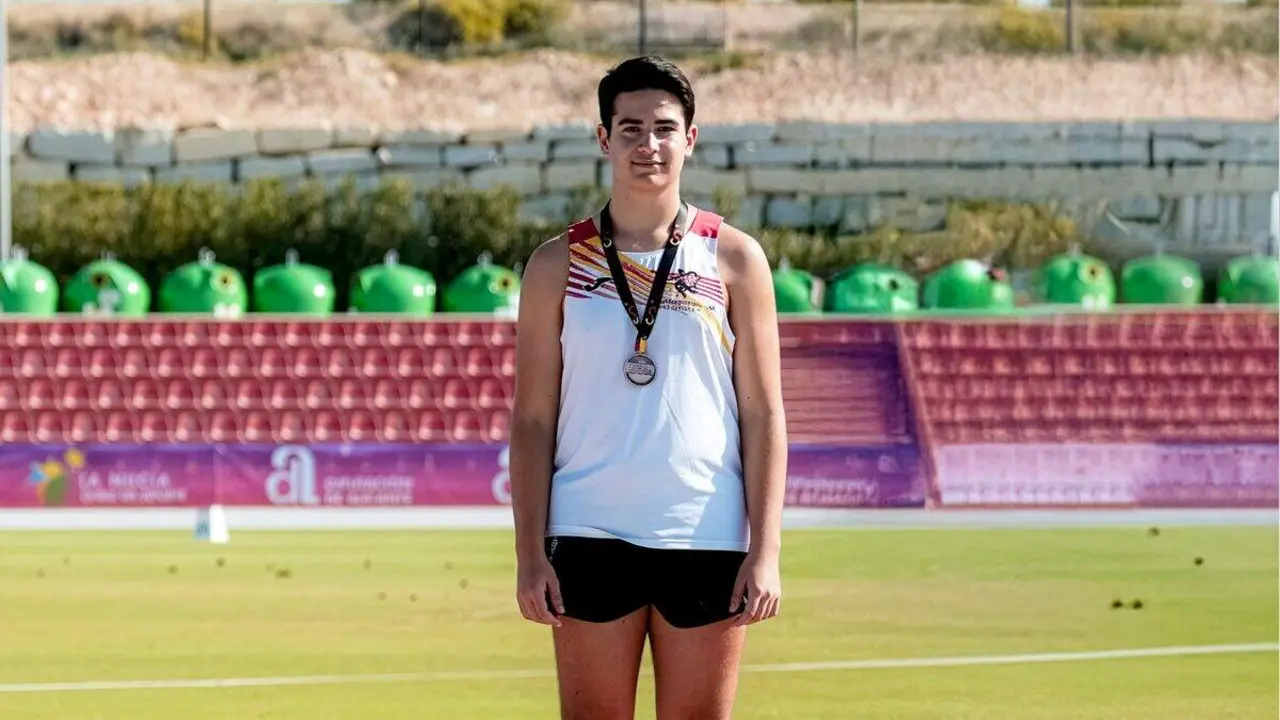 El joven atleta berciano, Miguel Muñoz, en el podio con su medalla de bronce.