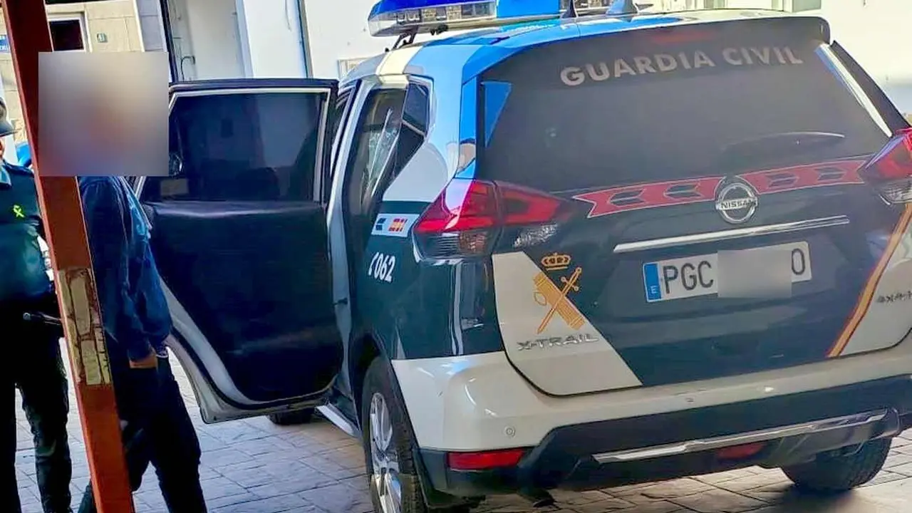Efectivos de la Guardia Civil, en el momento de la detención.