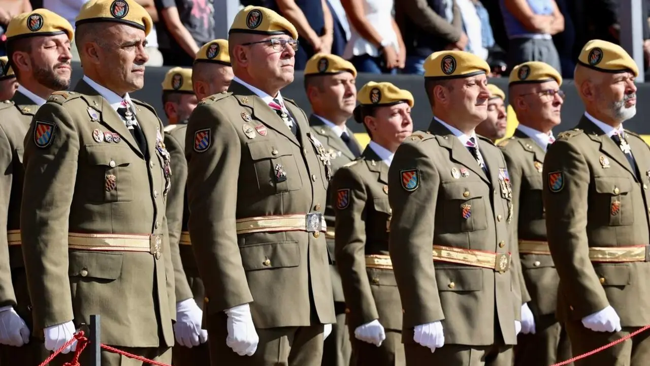 El general de división, representante institucional del Ejercito de Tierra en Castilla y León y jefe de la División San Marcial, Mariano Arrazola Martínez, preside el acto de celebración de la festividad de Nuestra Señora del Rosario, patrona de la Unidad Militar de Emergencias
